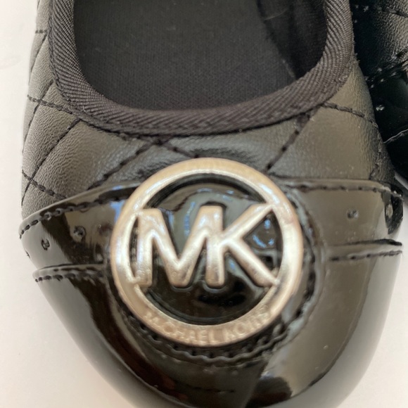 NWOB Michael Kors Lil Mallory Girls Quilted Black Logo Ballet Flats - Size 7 - Picture 7 of 7